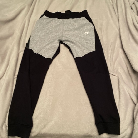 Nike tech pants size Xl in kids and good quality, also fits adult small - Picture 2 of 5